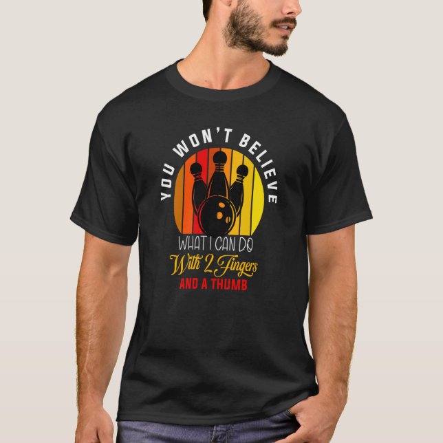 Mit 2 Flügeln und einem Bowling T-Shirt (Vorderseite)
