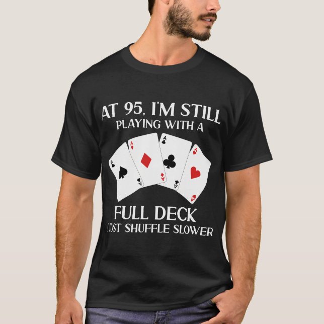 Mit 95 spiele ich noch mit dem vollen Kartenspiele T-Shirt (Vorderseite)