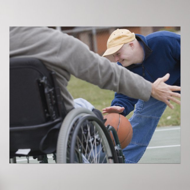 Mit Behinderung Mann, der Basketball mit seinem So Poster (Vorne)