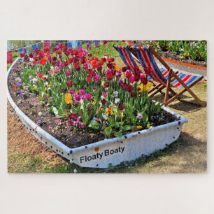 Mit Blumen gefülltes Boot am See
