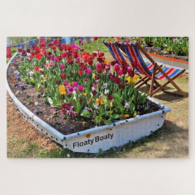 Mit Blumen gefülltes Boot am See (Horizontal)