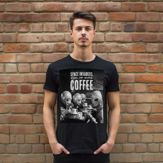 Mit Coffee Space Invaders Vintages Foto tanken T-Shirt