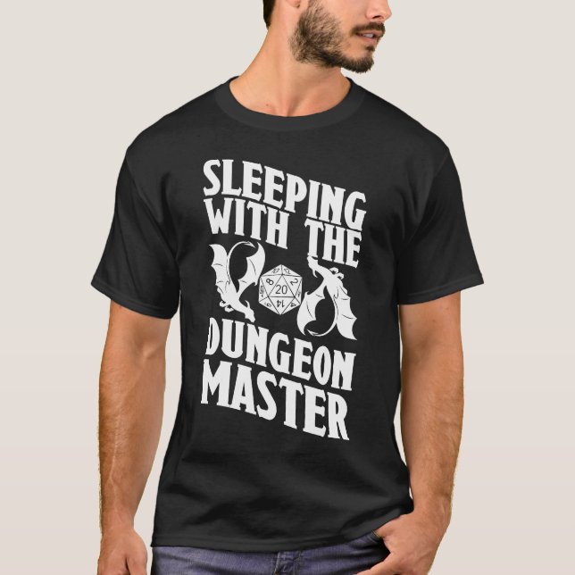 Mit dem Dungeon Master Funny RPG DM schlafen T-Shirt (Vorderseite)