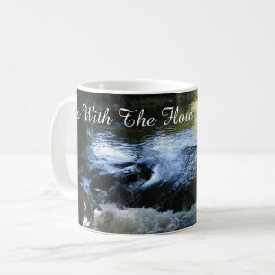 Mit dem Fluss gehen Kaffeetasse