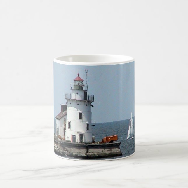 Mit dem Lighthouse auf dem Segelboot Kaffee Tasse (Mittel)