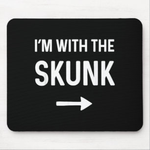 mit dem lustigen Halloween-Kostüm von The Skunk Mousepad