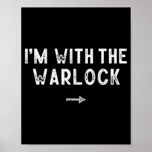 Mit dem Warlock-Kostüm passend zum faulen Hallowee Poster