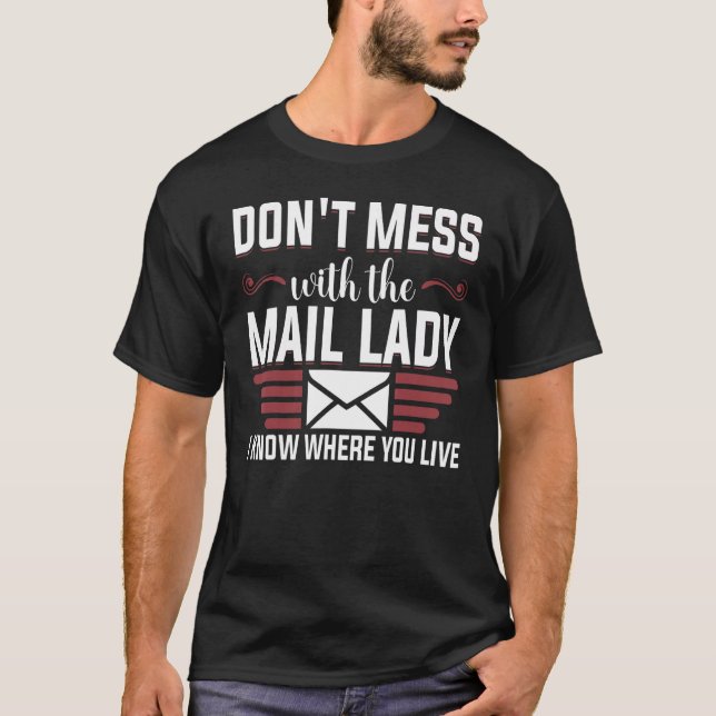 Mit der Postarbeit von Lady Mail Carrier darf man  T-Shirt (Vorderseite)