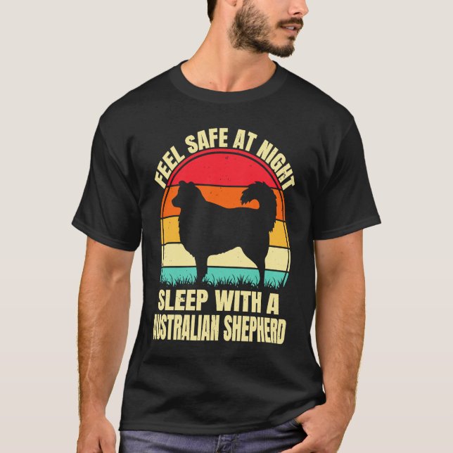 Mit einem australischen Shephe sicher schlafen T-Shirt (Vorderseite)
