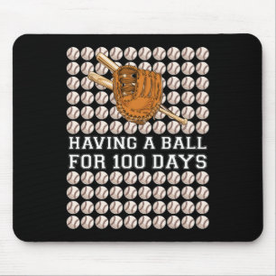 mit einem Ball für 100 Tage Baseball Kids Junge Sm Mousepad