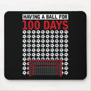 mit einem Ball für 100 Tage Schulsoccer 100. Mousepad