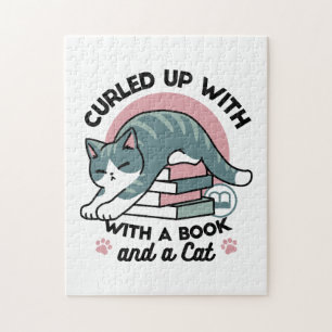 Mit einem Buch und einer Katze aufgerollt - Gemütl