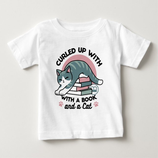 Mit einem Buch und einer Katze aufgerollt - Gemütl Baby T-shirt (Vorderseite)