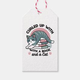 Mit einem Buch und einer Katze aufgerollt - Gemütl Geschenkanhänger