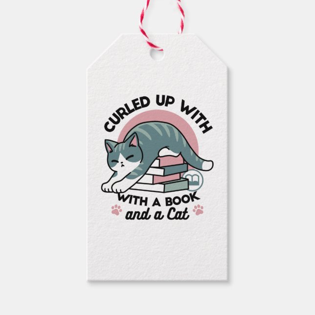 Mit einem Buch und einer Katze aufgerollt - Gemütl Geschenkanhänger (Vorderseite)