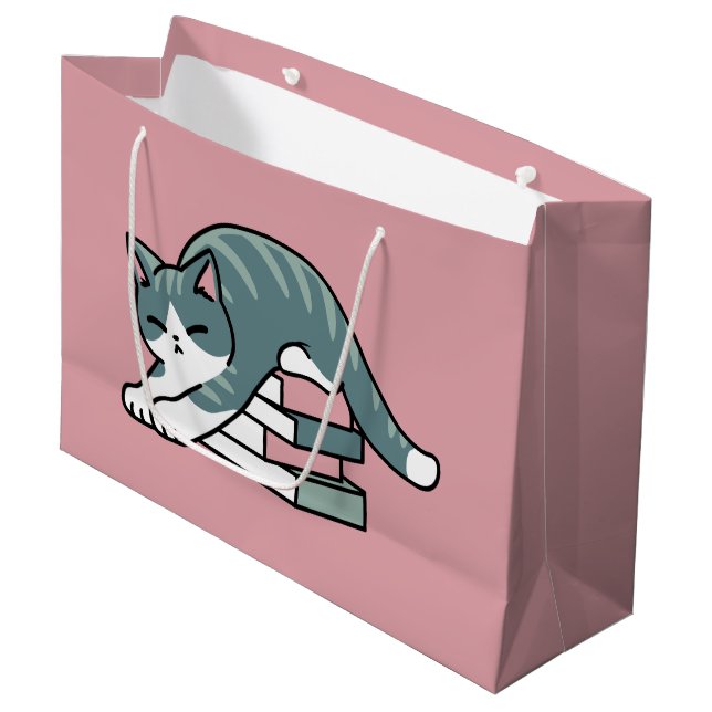 Mit einem Buch und einer Katze aufgerollt - Gemütl Große Geschenktüte (Vorderseite Schrägansicht)