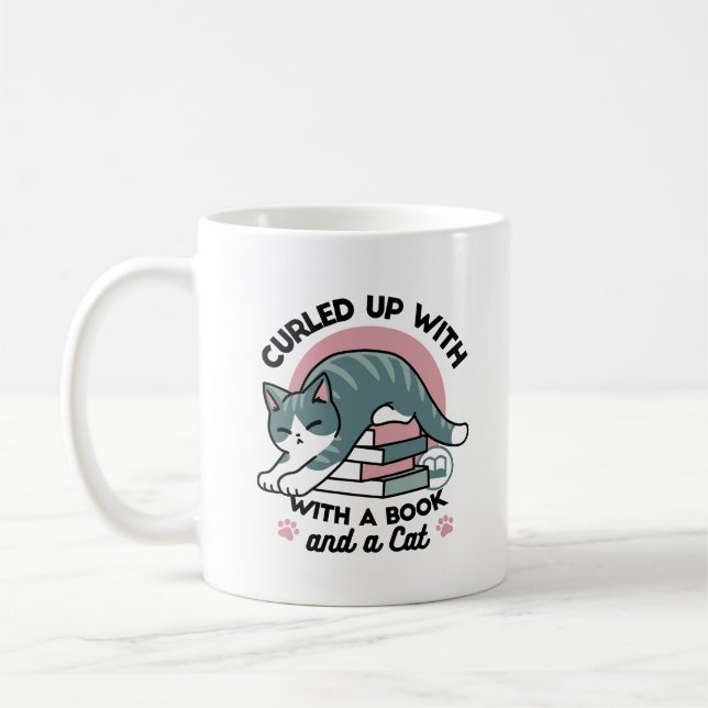 Mit einem Buch und einer Katze aufgerollt - Gemütl Kaffeetasse (Links)
