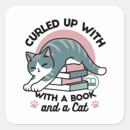 Mit einem Buch und einer Katze aufgerollt - Gemütl Quadratischer Aufkleber