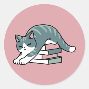 Mit einem Buch und einer Katze aufgerollt - Gemütl Runder Aufkleber