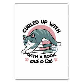 Mit einem Buch und einer Katze aufgerollt - Gemütl Tischnummer