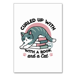 Mit einem Buch und einer Katze aufgerollt - Gemütl Tischnummer