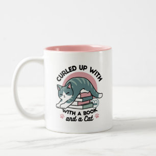 Mit einem Buch und einer Katze aufgerollt - Gemütl Zweifarbige Tasse