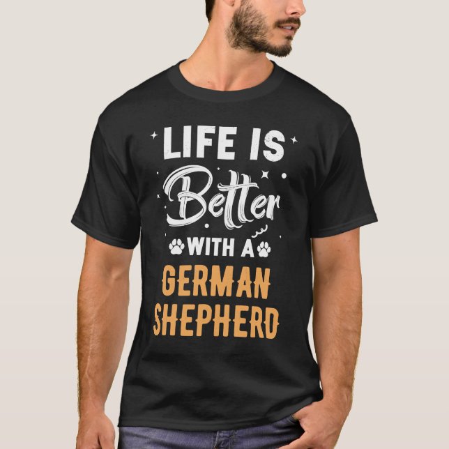mit einem deutschen Schäferhund T-Shirt (Vorderseite)