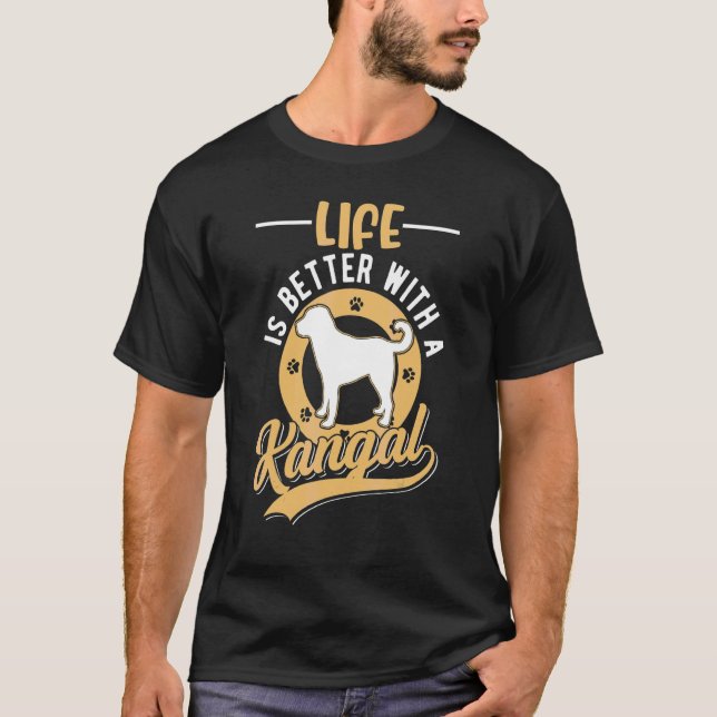 Mit einem Kangal T-Shirt (Vorderseite)