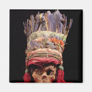 Mit Federn versehener Kopfschmuck auf einem Magnet