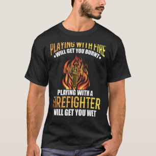 Mit Feuer spielen bringt dich Feuer in Brand T-Shirt
