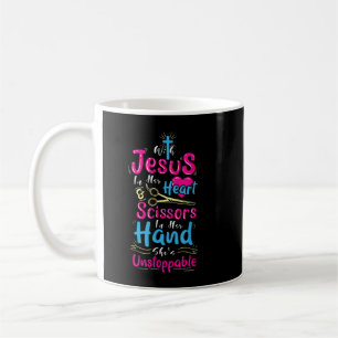 Mit Jesus in ihrem Herzen und Scheren in ihrer Han Kaffeetasse
