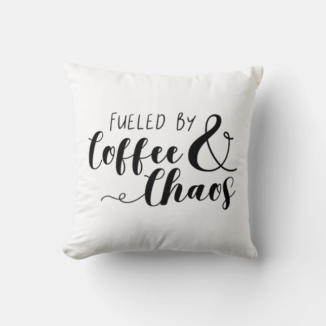 Mit Kaffee und Chaos gespeist Kissen (Vorderseite)