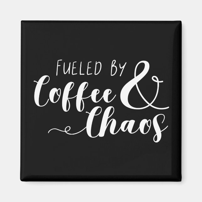 Mit Kaffee und Chaos gespeist Magnet (Vorne)