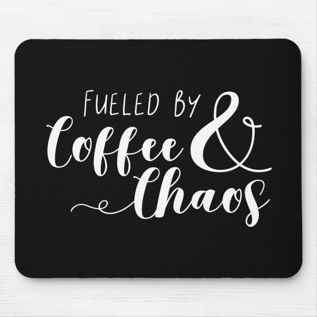 Mit Kaffee und Chaos gespeist Mousepad (Vorne)