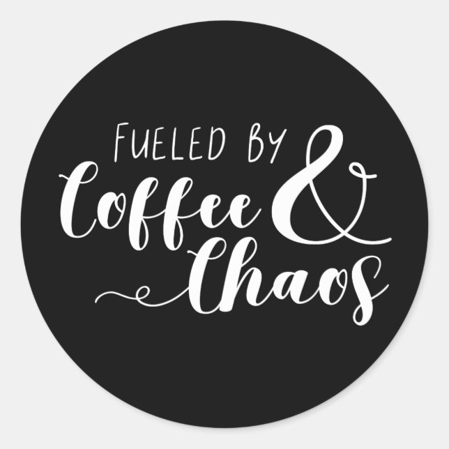 Mit Kaffee und Chaos gespeist Runder Aufkleber (Vorderseite)