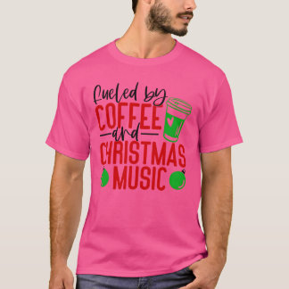Mit Kaffee und Weihnachtsmusik befeuert T-Shirt