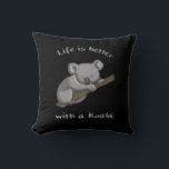 Mit Koala ist das Leben besser Kissen<br><div class="desc">Niedlich koala Design,  dass lautet: Das Leben ist besser mit einem Koala für Männer,  Frauen und Kinder,  die koalas Liebe.</div>