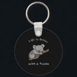 Mit Koala ist das Leben besser Schlüsselanhänger<br><div class="desc">Niedlich koala Design,  dass lautet: Das Leben ist besser mit einem Koala für Männer,  Frauen und Kinder,  die koalas Liebe.</div>