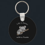 Mit Koala ist das Leben besser Schlüsselanhänger<br><div class="desc">Niedlich koala Design,  dass lautet: Das Leben ist besser mit einem Koala für Männer,  Frauen und Kinder,  die koalas Liebe.</div>