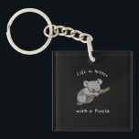 Mit Koala ist das Leben besser Schlüsselanhänger<br><div class="desc">Niedlich koala Design,  dass lautet: Das Leben ist besser mit einem Koala für Männer,  Frauen und Kinder,  die koalas Liebe.</div>