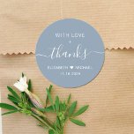 Mit Liebe und Dank an Dusty Blue Wedding Vielen Da Runder Aufkleber<br><div class="desc">Chic dusty blue bedankt sich beim Aufkleber für Ihre Hochzeitsfavoriten und danke Ihnen,  dass Sie mit "Mit Liebe   Dank" in schlicht weißer Typografie und einem eleganten weißen Drehbuch mit Swashes,  Ihren Vornamen verbunden durch ein Herz und Ihr Hochzeitsdatum.</div>