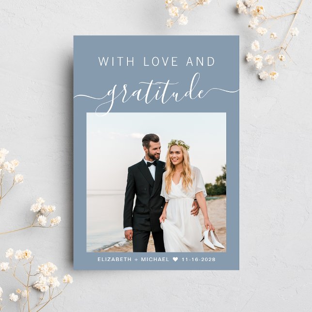 Mit Liebe und Dankbarkeit Foto Dusty Blue Wedding Dankeskarte (Celebrate your love story with a thank you card showcasing your favorite wedding day photo)
