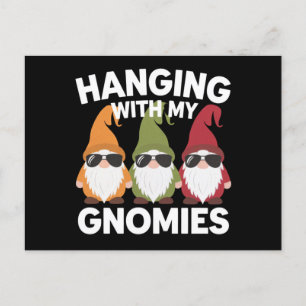 Mit meinen Gnomern hängen Lustiger Gartenzwerg Postkarte
