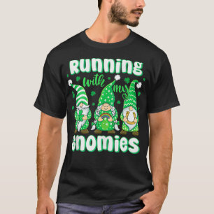 Mit meinen Gnomies läuft Lucky Irish Clovers St Pa T-Shirt