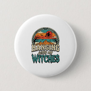 Mit meinen Hexen abhängen Vintage-Halloween-Design Button
