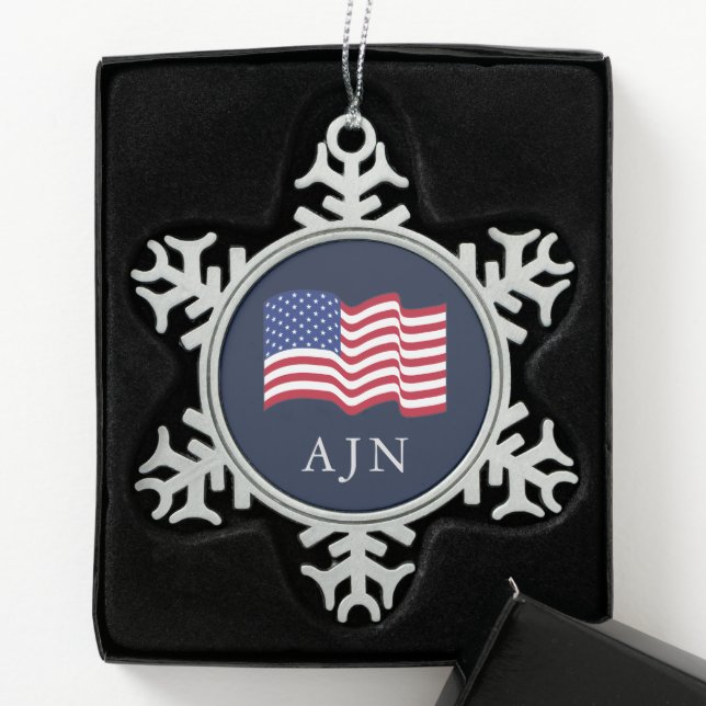 Mit Monogramm amerikanische Flaggenverzierung Schneeflocken Zinn-Ornament (Box)