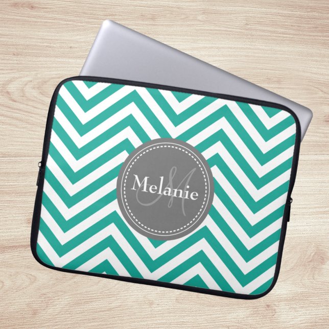 Mit Monogramm Aquamarines Blau und Grau Zigzag Laptopschutzhülle (Von Creator hochgeladen)