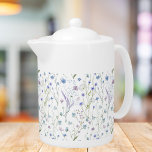 Mit Monogramm Blau Lila Hübsche Wildblume<br><div class="desc">Vorstellung unseres Mit Monogramm Blue Lila Hübsche Wildblume Blumenmuster Teekanne. Die Aquarellbilder zeigen die Blume der wilden Felder,  ideal für Naturliebhaber und Wildblumen. Fügen Sie Ihrem Getränk elegante Blume-Wiesen-Vibes hinzu.</div>