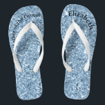 Mit Monogramm blauer Glitzer Mutter der Braut Flip Flops<br><div class="desc">Ein lustiges Geschenk für die Mutter der Braut und des Bräutigams. Wenn sie am Ende der Nacht müde ist,  will sie diese! Personalisieren Sie sie!</div>