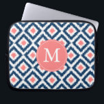Mit Monogramm blaues korallenrotes Diamant Ikat Laptopschutzhülle<br><div class="desc">Stilvolle und ChicAusrüstungsbeschreibungen ein buntes und trendy Diamanten ikat Muster und können mit Ihrem Monogramm,  Initiale,  Namen oder jedem möglichem Text Ihrer Wahl für ein perfektes kundenspezifisches Geschenk personalisiert sein!</div>